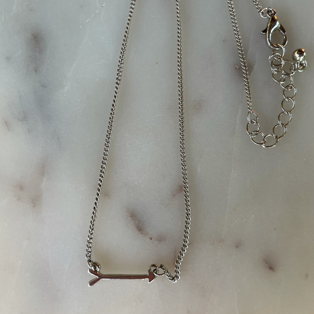 Super cute dainty silver arrow necklace